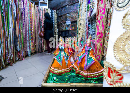 Puppen im Stoffe-Shop auf Hagi Bazar neben Shah Cheragh-Moschee in Shiraz, Hauptstadt der Provinz Fars im Iran Stockfoto