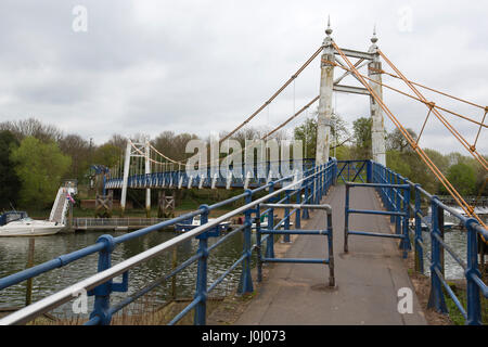 Thames Path, Teddington Wehr und Schleuse nach Richmond entlang der Südseite der Themse, Royal Borough of Kingston upon Thames, Greater London. Stockfoto