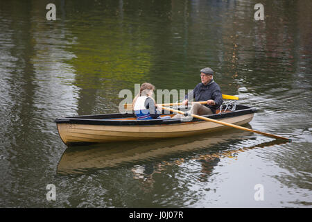 Thames Path, Teddington Wehr und Schleuse nach Richmond entlang der Südseite der Themse, Royal Borough of Kingston upon Thames, Greater London. Stockfoto