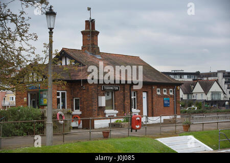 Thames Path, Teddington Wehr und Schleuse nach Richmond entlang der Südseite der Themse, Royal Borough of Kingston upon Thames, Greater London. Stockfoto