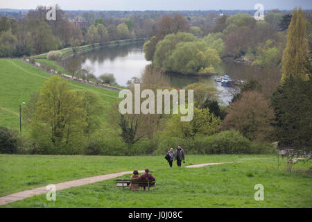 Thames Path, Teddington Wehr und Schleuse nach Richmond entlang der Südseite der Themse, Royal Borough of Kingston upon Thames, Greater London. Stockfoto