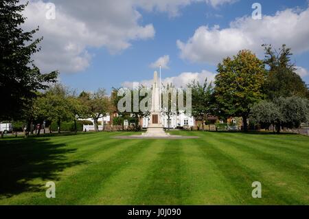 Kriegerdenkmal, Stevenage, Hertfordshire, errichtet am Bowling Green im Jahre 1921 und Aufzeichnungen die Namen der Männer, die während Erster Weltkrieg und II gefallen Stockfoto