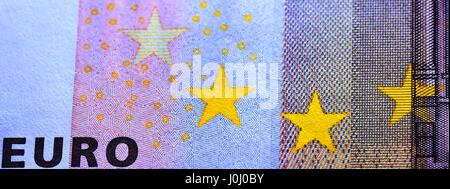 Makroaufnahme einer beobachten einen 50 Euro-Schein mit gelben Sternen und das Wort euro Stockfoto