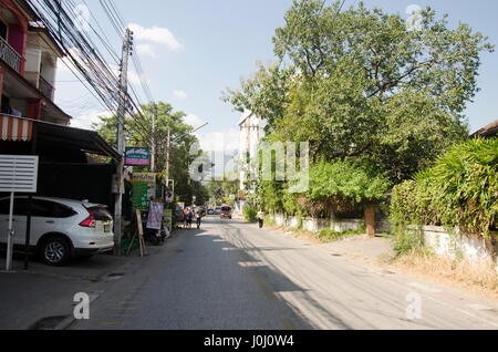 Thailändische Menschen und Foreingner richtete zu Fuß besuchen und Einkaufen mit Verkehrsstraße an kleine Gasse Nimman oder Nimmanhaemin am 28. Dezember 2016 in Chiang Stockfoto