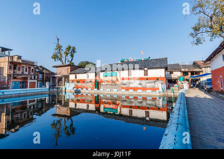Alte Gebäude spiegelt sich in dem Dorf Tank (Teich) in Pragpur, einem Erbe Dorf im Bezirk Kagra, Himachal Pradesh, Indien Stockfoto