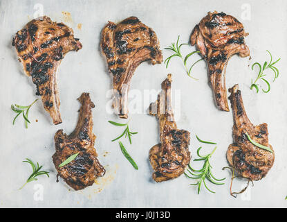 Gegrilltes Lamm-Rippen mit frischem Rosmarin in Metall Backblech Stockfoto