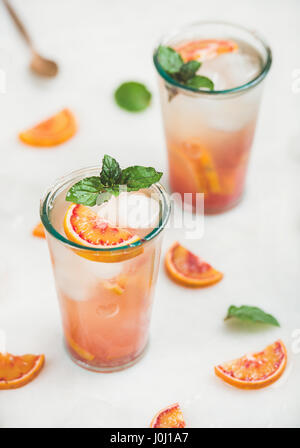 Blood orange frischen sommerlichen hausgemachte Limonade mit Eis und Minze Stockfoto