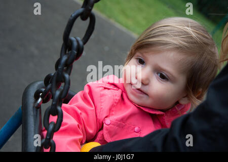 Mädchen Kleinkind 16 Monate in einen öffentlichen Park Spielplatz Stockfoto