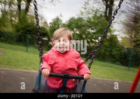 Mädchen Kleinkind 16 Monate in einen öffentlichen Park Spielplatz Stockfoto