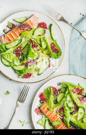 Gesunder Salat mit gegrillten Lachs, Orangen, Oliven, Gurken und quinoa Stockfoto