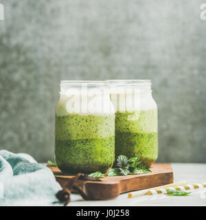 Ombre grüne Smoothies mit Minze im Glas geschichtet Stockfoto