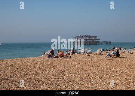 9. April 2017, Brighton, UK. Menschen genießen einen sonnigen Tag am Strand von Brighton Stockfoto