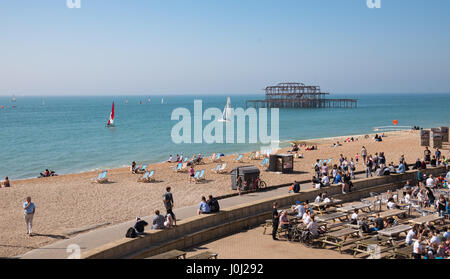 9. April 2017, Brighton, UK. Menschen genießen einen sonnigen Tag am Strand von Brighton Stockfoto