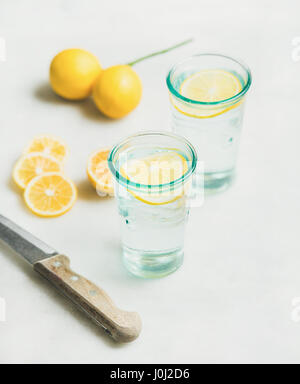 Morgen Detox Zitrone Wasser in Gläsern und frische Zitronen Stockfoto