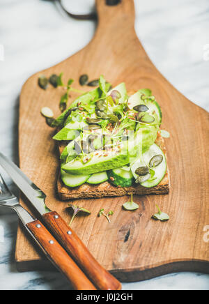 Gesundes Grün vegetarischen Sandwich mit Avocado an Bord Stockfoto