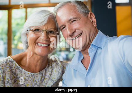 Porträt von senior Brautpaar sitzen in CafÃƒÂ © Stockfoto