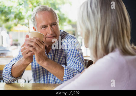 Älteres paar Interaktion mit einander in CafÃƒÂ © Stockfoto