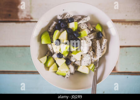 Apple und Drachenfrucht Frühstück Schüssel Planlage Stockfoto