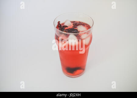 Eis kalt Roselle oder Hibiskus Saft in ein hohes Glas Stockfoto