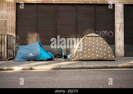 Zwei Obdachlose Zelte auf Eastcastle Straße, nur wenige Meter vom belebten Einkaufsstraße Oxford im wohlhabenden West End von London Stockfoto