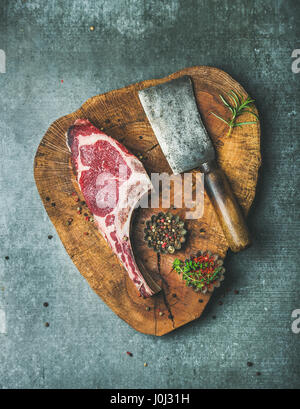 Trocken im Alter rohes Rindfleisch Rib-Eye Steak an Bord Stockfoto