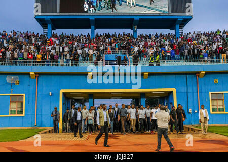 Ruanda, Kigali, 2017/04/07: offizielle Zeremonien für das 23. Gedenken an den Völkermord von 1994 zwischen Hutus und Tutsis, 'Kwibuka 23'. 23 Jahre nach der 1994 Massenschlachtung von Tutsi in denen 800000 Menschen massakriert wurden, versammelt das ruandische Volk um zu Ehren das Andenken an die Opfer Stockfoto