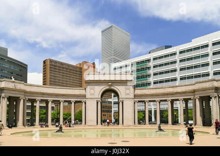 Denver, USA - 25. Mai 2016: The Voorhies Memorial im Civic Center Park mit Menschen zu Fuß durch und Hochhäuser in den Rücken. Stockfoto