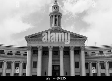 Denver, USA - 25. Mai 2016: Vorderansicht und Eingang der Stadt und County Building of Denver. Das Bild ist in Monochrom. Stockfoto