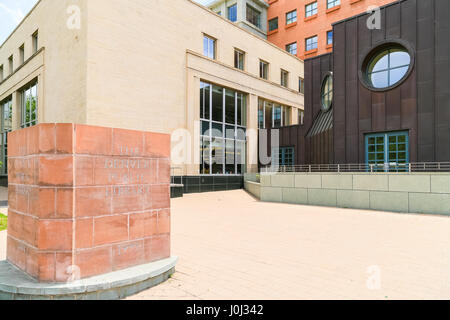 Denver, USA - 25. Mai 2016: Eingang und das Typenschild der Denver Public Library. Stockfoto