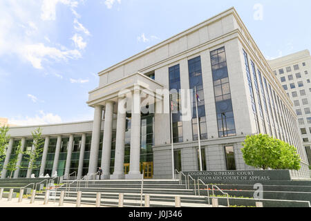 Denver, USA - 25. Mai 2016: Der Haupteingang des Gebäudes Colorado Supreme Court. Ein Mann kommt die Treppe hinunter. Stockfoto