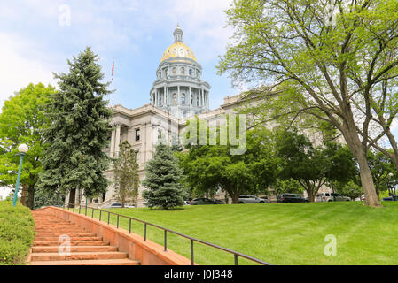 Denver, USA - 25. Mai 2016: Blick auf den Colorado State Capitol, einschließlich die Goldhaube von unten eine Treppe. Stockfoto