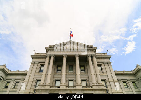 Denver, USA - 25. Mai 2016: Nachschlagen Ansicht der Fassade und der Eingang des Colorado State Capitol. Stockfoto