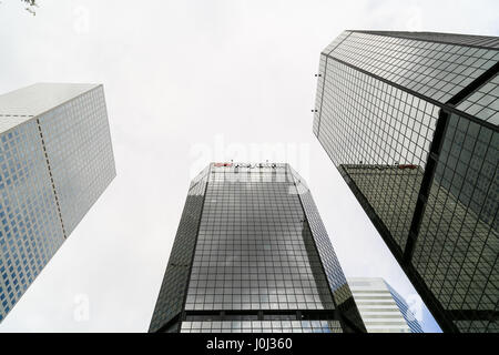 Denver, USA - 25. Mai 2016: Aufwärts Wolkenkratzer des World Trade Center Denver, eines davon mit einem Keybank Schild. Stockfoto