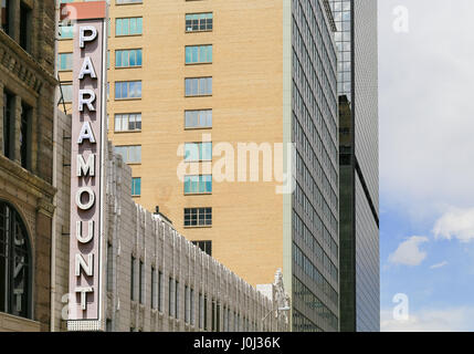 Denver, USA - 25. Mai 2016: Zeichen des Paramount-Cafe in der historischen Kittredge Gebäude in der 16th Street Mall. Stockfoto