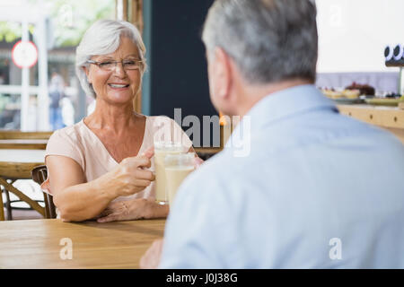Älteres Paar, toasten Gläser kalter Kaffee in CafÃƒÂ © Stockfoto