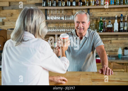Ältere Mann Frau in Café Kaffee serviert Stockfoto