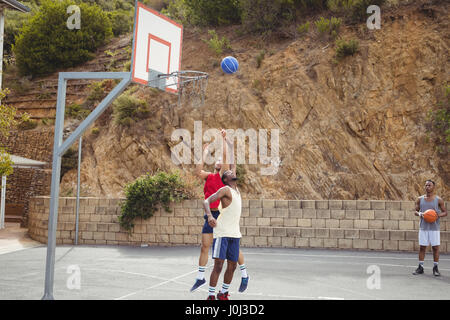 Basketball-Spieler spielen üben in Basketballfeld im freien Stockfoto