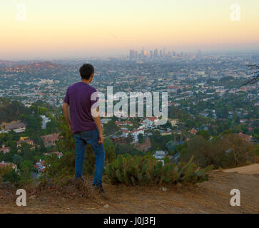 Ein Mann blickt auf die Stadt Los Angeles, Kalifornien, USA
