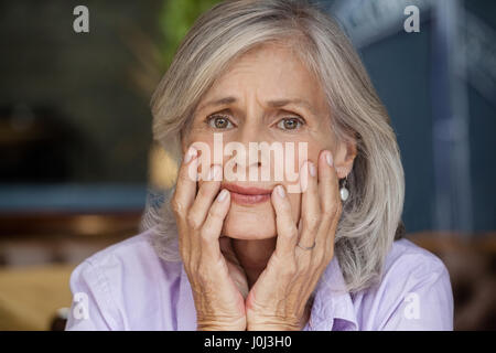 Porträt von besorgt senior Frau sitzt am Tisch im Café Shop schließen Stockfoto