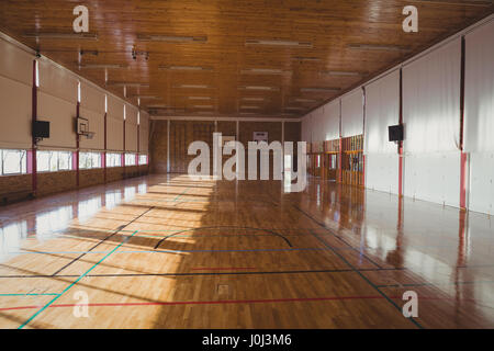 Leere Basketballplatz in der High school Stockfoto