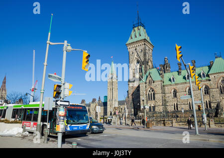 OTTAWA, Kanada - 15. April 2016: Wellington Street und kanadischen Parlament in Ottawa. Stockfoto