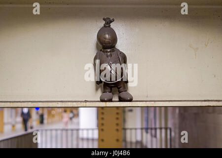 Kunst im öffentlichen Raum Skulpturen, Teil der unterirdischen Lebens Serie, bei der u-Bahnstation 14th Street in Manhattan, New York City. Stockfoto