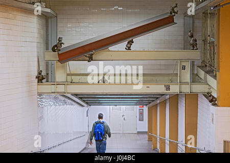 Kunst im öffentlichen Raum Skulpturen, Teil der unterirdischen Lebens Serie, bei der u-Bahnstation 14th Street in Manhattan, New York City. Stockfoto