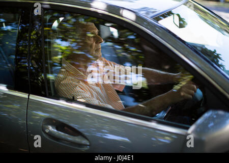 Erhöhte Ansicht der ältere Mann Auto fahren Stockfoto