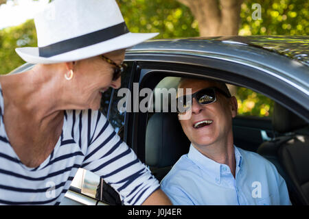 Nahaufnahme von senior Frau im Auto sitzenden Menschen betrachten Stockfoto