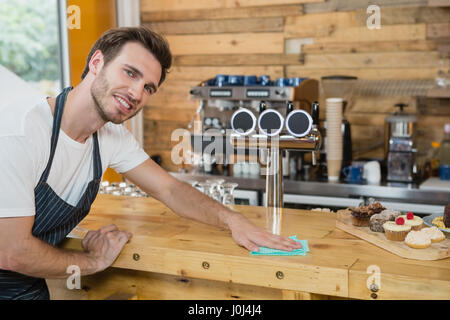 Porträt von Kellner Reinigung Theke Arbeitsplatte in CafÃƒÂ © Stockfoto