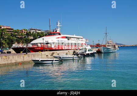 Boote vor Anker im Hafen von Patitiri auf der griechischen Insel Alonissos am 22. September 2012. Stockfoto