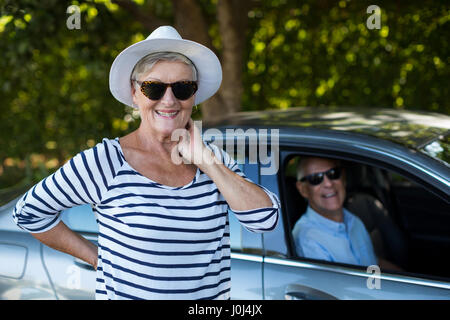 Portrait von senior Frau mit Mann sitzt im Auto Stockfoto