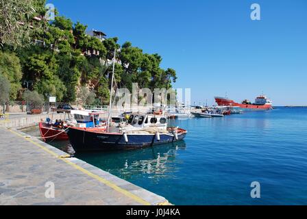 Kleine Boote vor Anker im Hafen von Patitiri auf der griechischen Insel Alonissos am 22. September 2012. Stockfoto