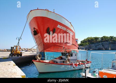 Frachtboot Ioanna Chrisoula vor Anker im Hafen Patitiri auf der griechischen Insel Alonissos am 22. September 2012. Stockfoto